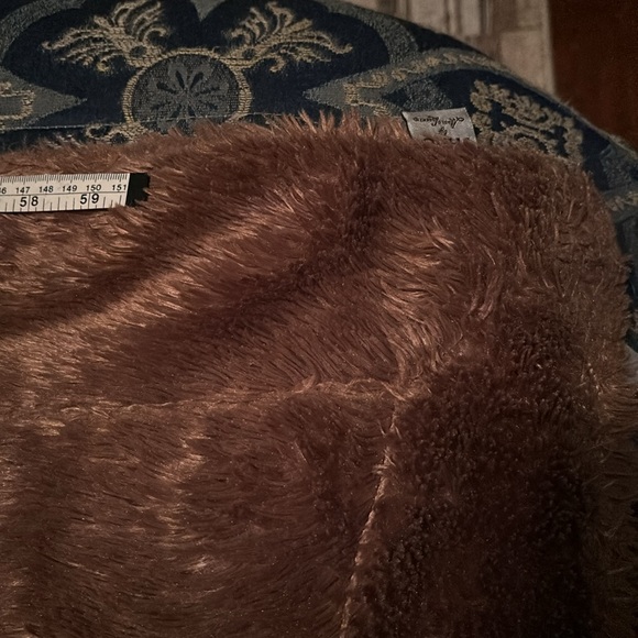Luxurious soft faux fur feel brown throw blanket from Thro by Mario Lorenz - Picture 4 of 6